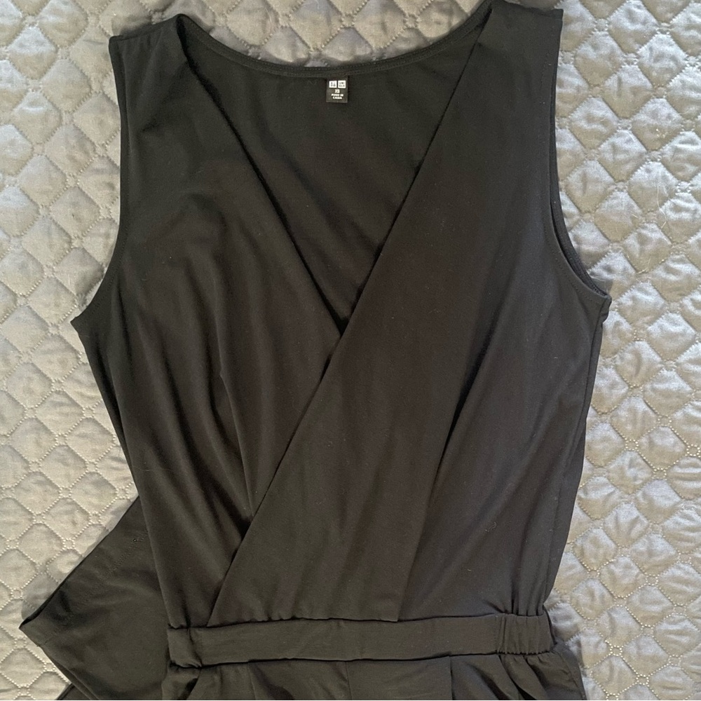 UNIQLO Sleeveless Wide Leg Crop V-neck Jumpsuit black
